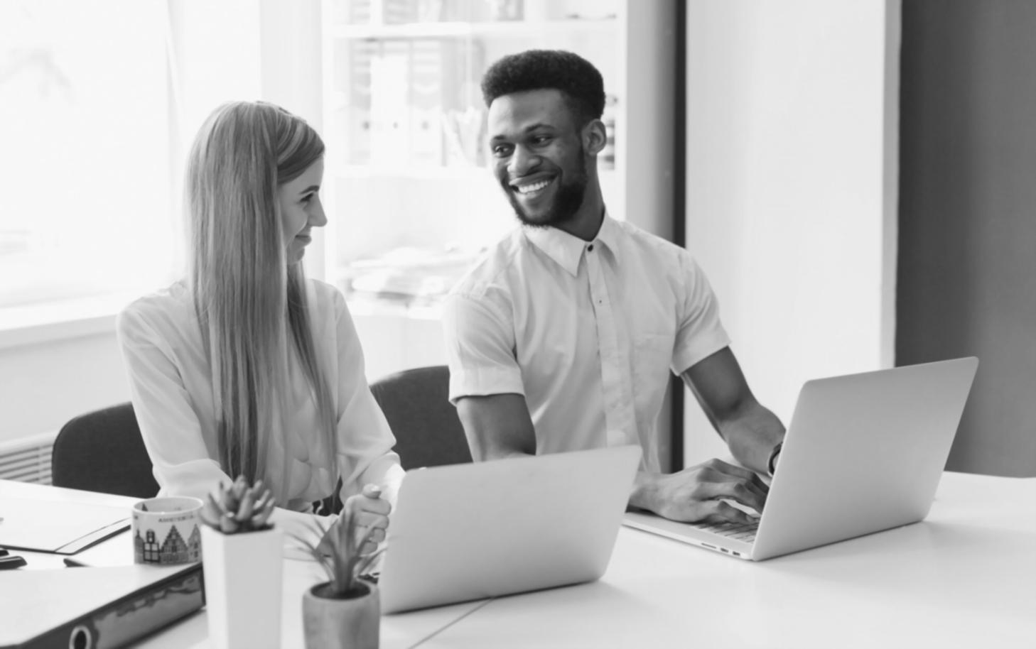 Grupo de profesionales colaborando en análisis financiero durante sesión de trabajo